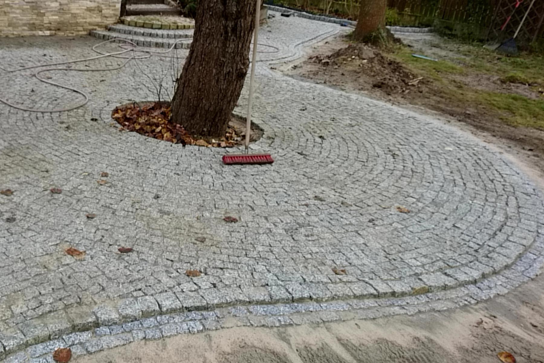 park-kostka-brukowa-wylozona-w-parku
